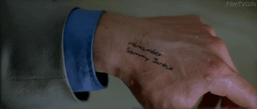 Memento — Leonard reading his tattoos